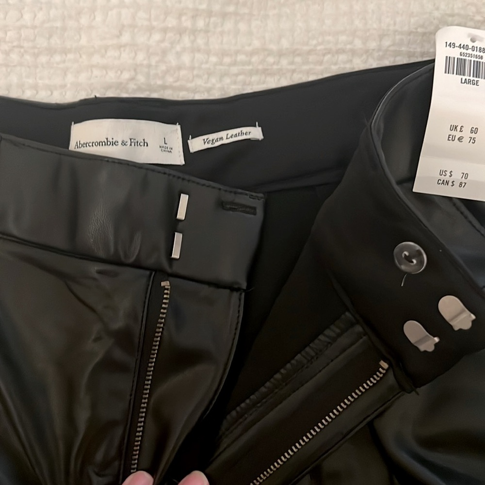 Abercrombie 6inch Vegan Leather Tailored Shorts - Picture 3 of 4